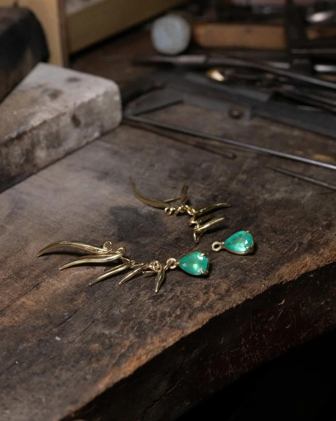 Brinco Alas by @verachi_
Ouro amarelo 18k de upcycling e 4.57ct de esmeraldas de minera&ccedil;&atilde;o respons&aacute;vel @belmont_emeralds
___

Alas Earrings by @verachi_
18K upcycled yellow gold and 4.57 ct of responsibly mined emeralds @belmont_