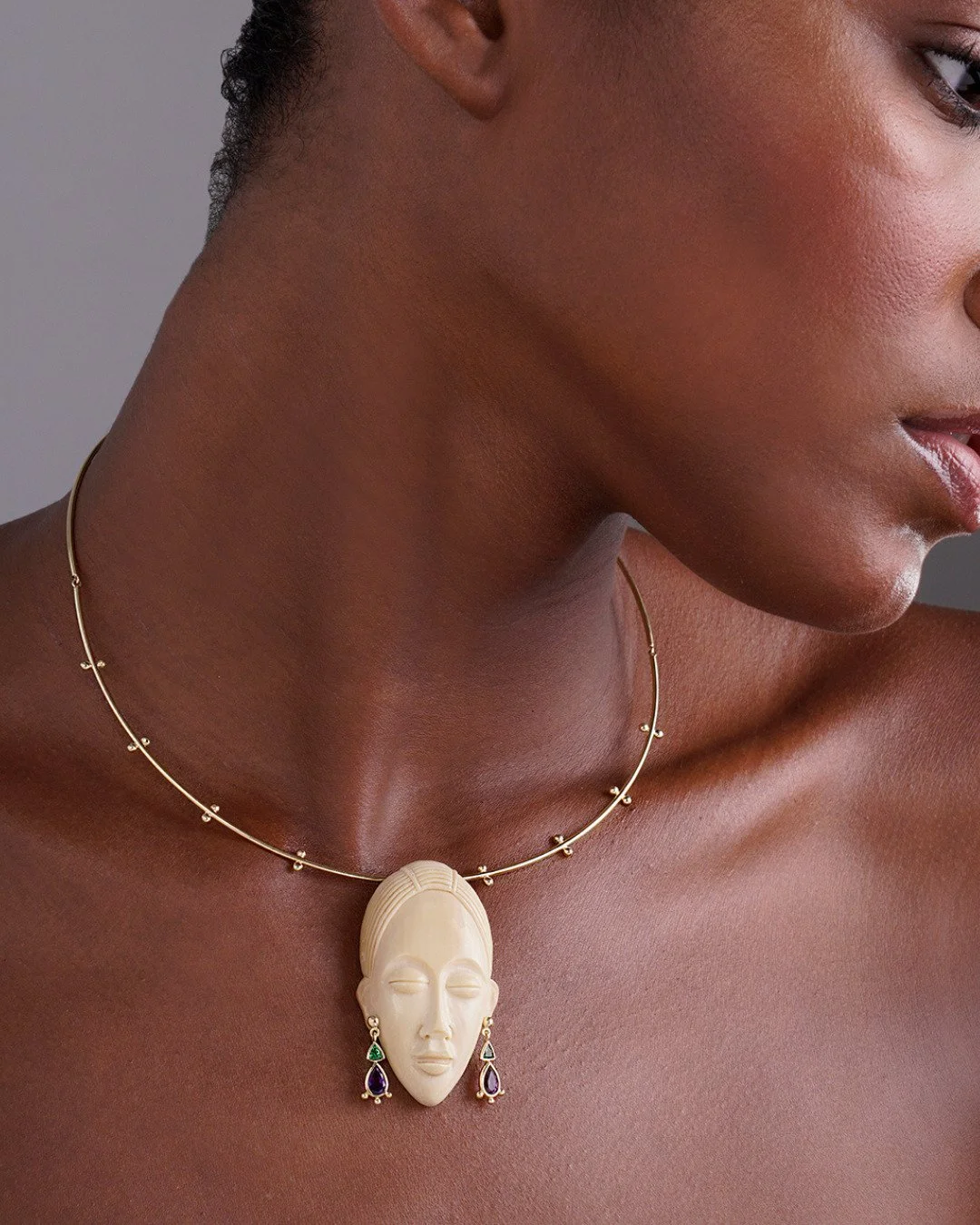 A Cole&ccedil;&atilde;o Origens, de @robertadoriojewelry, nasce de um universo de pluralidade, cores e texturas, em colabora&ccedil;&atilde;o com a estilista brasileira Andrea Marques. S&atilde;o joias que exploram a for&ccedil;a do metal em contrast