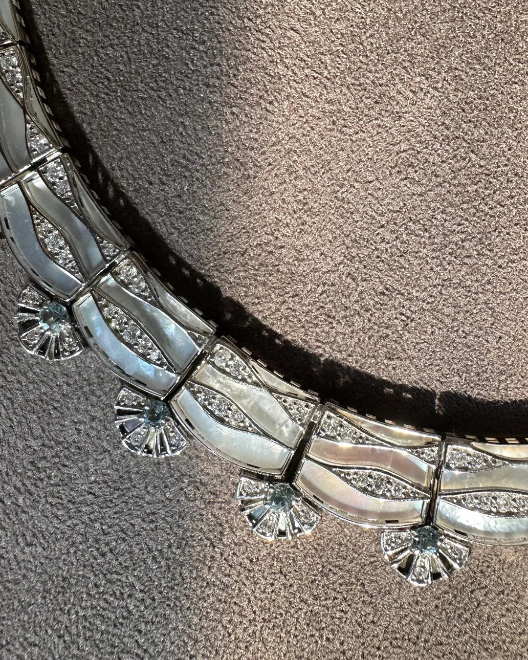 Pe&ccedil;a desenhada especialmente para o anivers&aacute;rio de 10 anos da @mariaeulaliajoias , este colar em ouro branco 18K, madre p&eacute;rola branca, &aacute;gua marinha e diamantes brancos, da cole&ccedil;&atilde;o Eredit&agrave;, celebra a pr