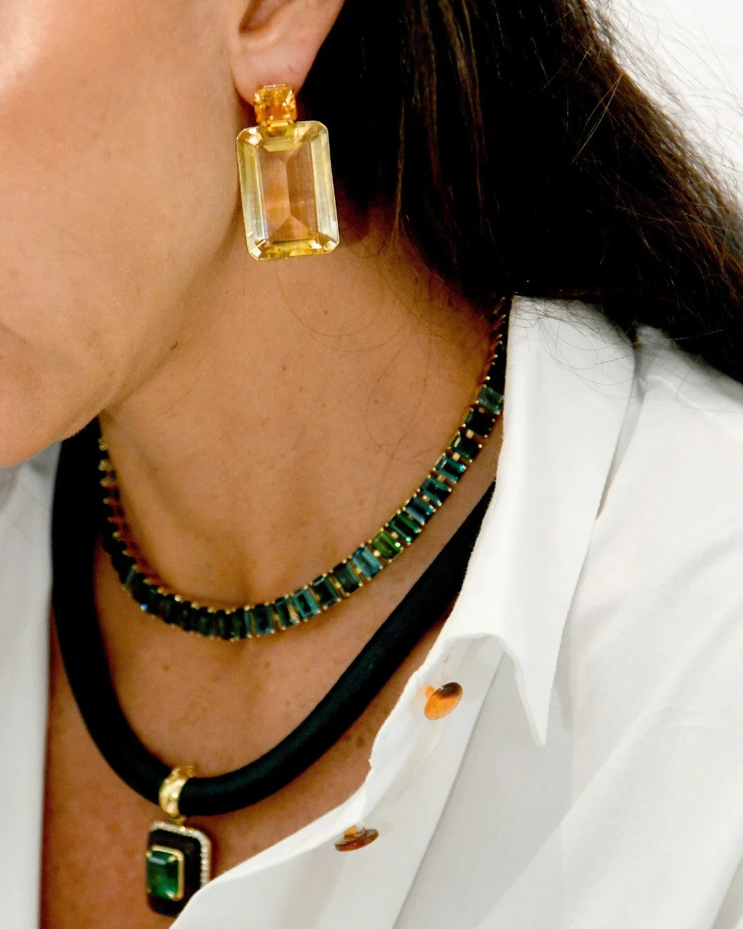 Mixing designers, trends, moods, and gemstones into unique stylings to call yours!

Neste look, as pe&ccedil;as bold ganham destaque com este brinco de citrino, o colar de turmalinas verdes e este colar com pingente em ouro amarelo 18K, esmeralda, di