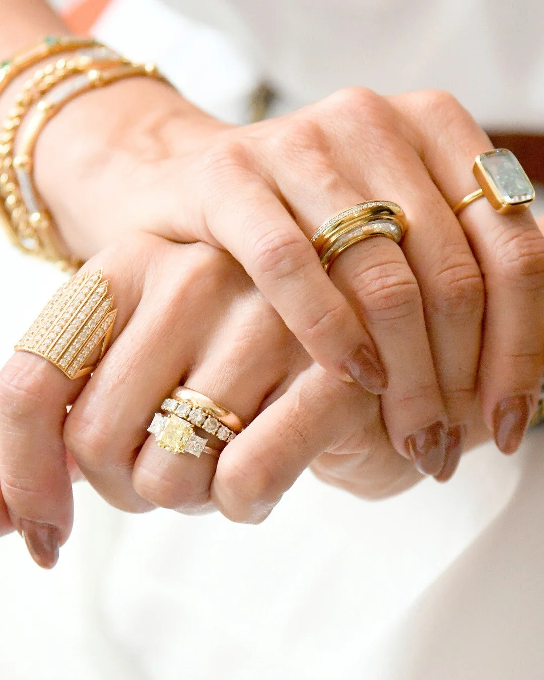 ​JULLS JEWELRY ADVISOR | A CURATION BY JULLS

STACKING WITH DIAMONDS!
Gold and diamonds lovers!
Pe&ccedil;as cl&aacute;ssicas como o anel yellow fancy diamond misturadas com joalheria cool e autoral d&atilde;o um toque sofisticado para a composi&cced