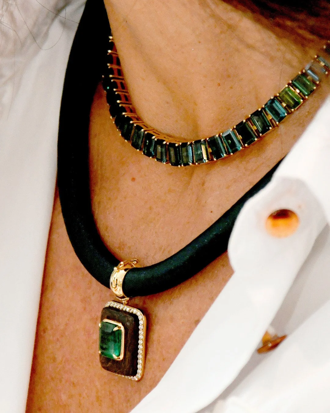 GREEN GEMSTONES POWER
O nosso trabalho une curadoria e expertise em styling com pe&ccedil;as de designer autorais.

Neste styling, o colar em ouro amarelo 18K, esmeralda, madeira Ip&ecirc; e diamantes; e o colar em ouro amarelo 18K com mix de turmali