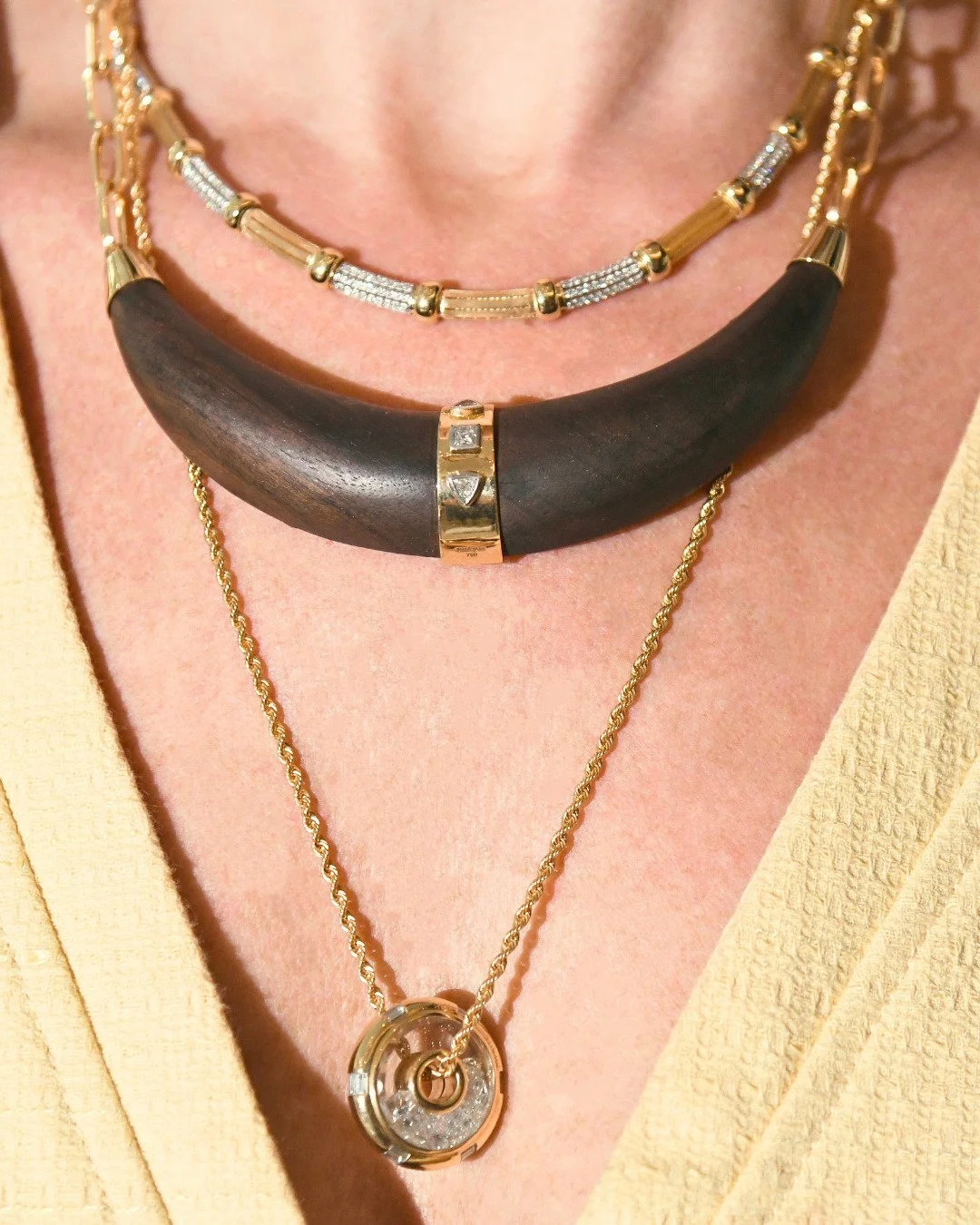 Cool and bold. Your stack tells your name, and JULLS knows the game:

Combine joias de nossa curadoria exclusiva em looks impactantes, como este colar bold em ouro amarelo 18K, diamantes brancos e madeira, o colar em ouro amarelo 18K com diamantes br
