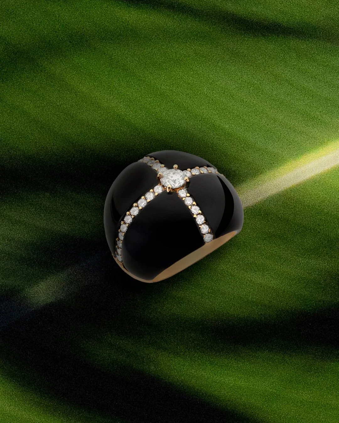 Black is always black. Anel em ouro amarelo 18K, &ocirc;nix e diamantes da @leticialintondesign dispon&iacute;vel exclusivamente na curadoria da @mayfairrocks .
___

Black is always black. 18K yellow gold, onyx, and diamond ring by @leticialintondesi