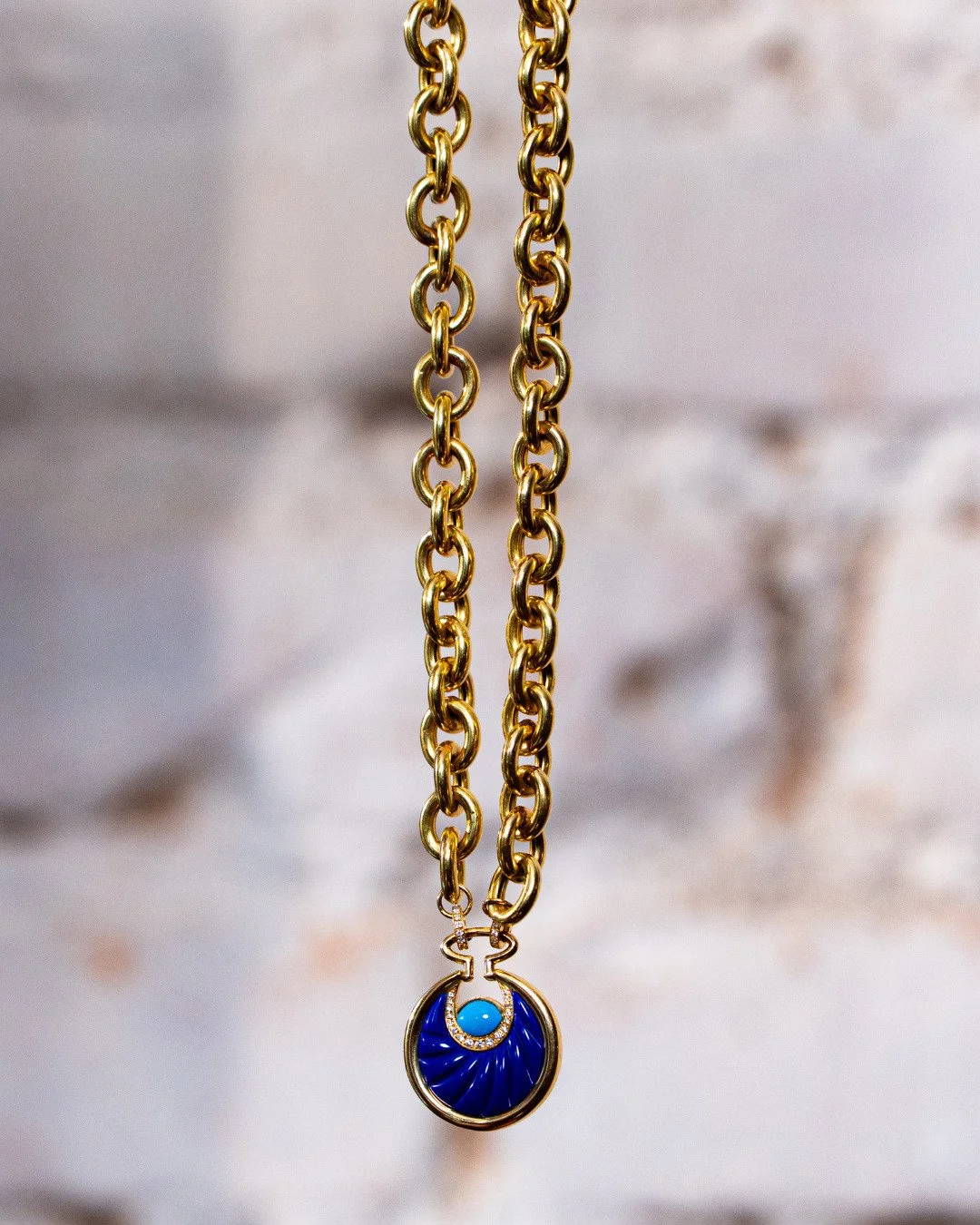 Statement energy.
Uma statement piece muda toda a leitura do styling. O Colar Lua de Circo Grande, em ouro amarelo 18K, com l&aacute;pis-laz&uacute;li, turquesa e diamantes, &eacute; feito para quem gosta de marcar presen&ccedil;a sem esfor&ccedil;o,