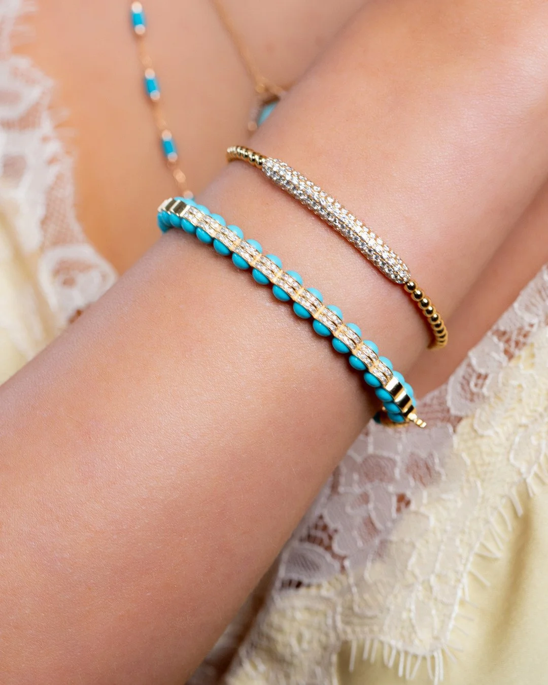 Stack it. Own it.
O arm game voltou com for&ccedil;a e virou febre: misturar texturas, volumes e cores cria personalidade instant&acirc;nea. Ouro 18K, esmalte, pav&ecirc;, minimal, bold &mdash; o segredo &eacute; sobrepor pe&ccedil;as que conversem e