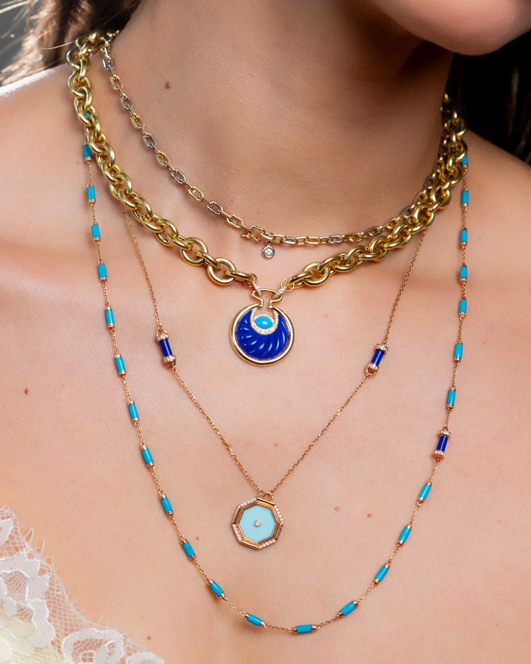 Mix de colares!
Layer, layer, layer.
A for&ccedil;a do layering est&aacute; no contraste: delicados + bold = informa&ccedil;&atilde;o na medida. Dois colares finos e delicados contrastando com uma pe&ccedil;a protagonista que traz o punch final.

Com