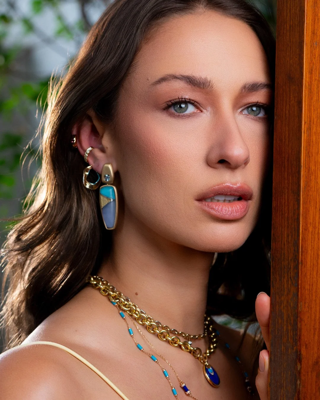 Ear game on.
Brinco &eacute; arquitetura do rosto &mdash; e o mix perfeito come&ccedil;a por um protagonista e termina com detalhes que elevam tudo.

Aqui, o brinco em &aacute;gua marinha e jade ganha destaque, enquanto a argola e o piercing criam ri