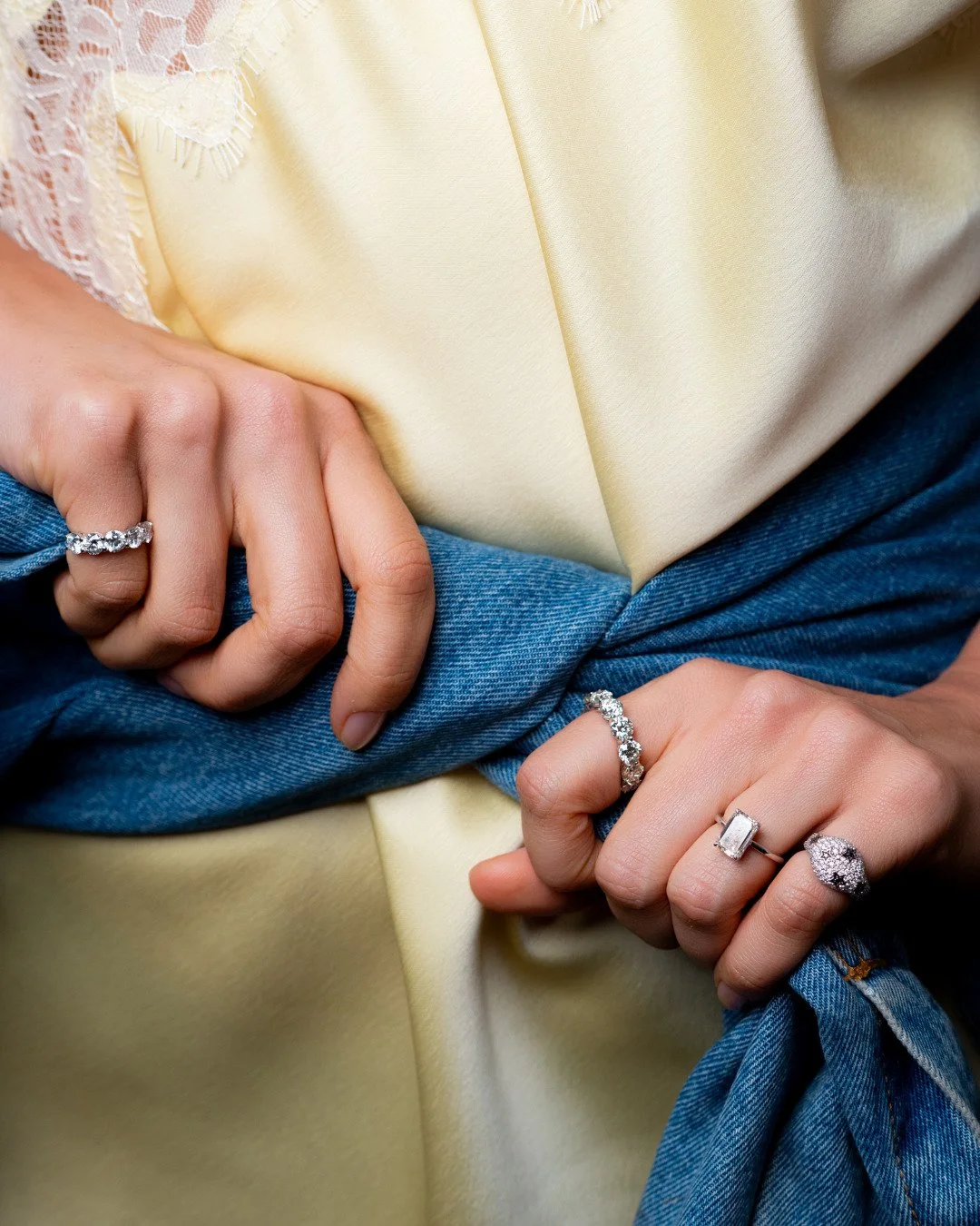 An&eacute;is em todos os dedos!
A trend dos full hands segue forte: uma composi&ccedil;&atilde;o completa transforma o cl&aacute;ssico e traz frescor imediato ao look &mdash; especialmente em ouro branco e diamantes. O toque final? Um pinky ring simb