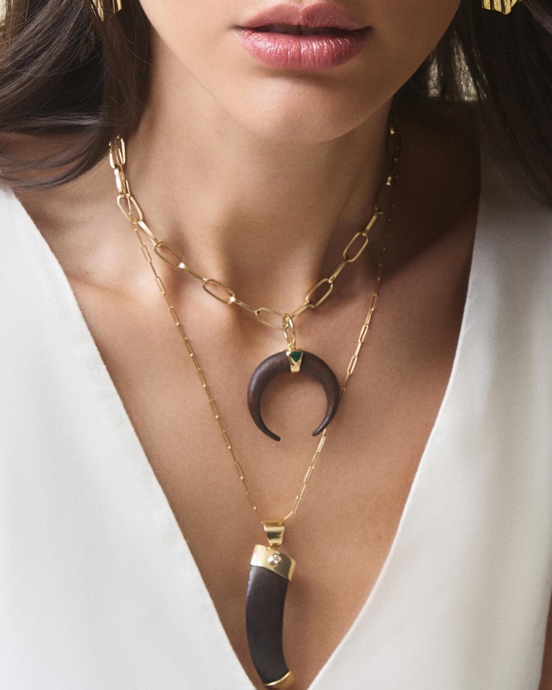 Make it bold &amp; cool with @ampmoficial

Pingentes Horn e Tusk Diamante em ouro amarelo 18K, madeira e diamante.

Descubra a collab da @vivasavy &amp; @ampmoficial
___

Make it bold &amp; cool with @ampmoficial

Diamond Horn and Tusk pendants in 18