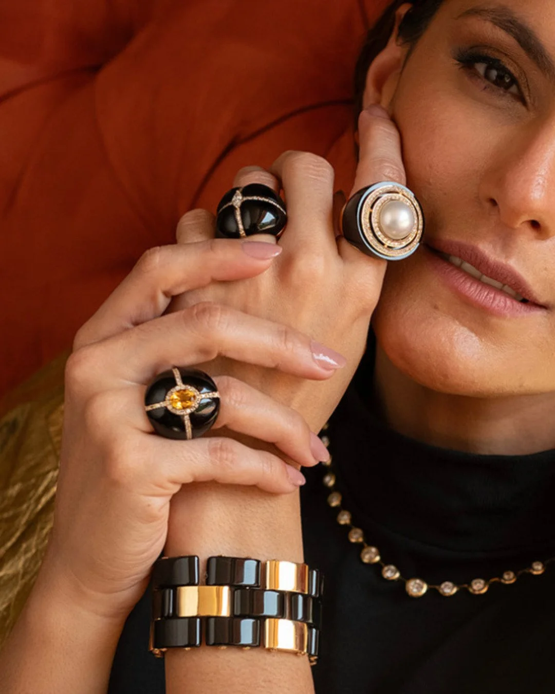 Quando se trata de joias bold, @leticialintondesign sabe muito bem o que faz quando as insere em um styling - seja com gemas coloridas ou com as mais neutras, mas sempre acompanhadas do brilho dos diamantes.

Encontre uma sele&ccedil;&atilde;o exclus