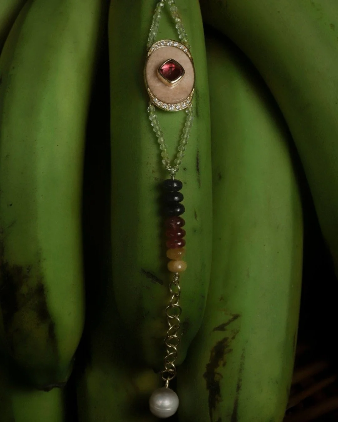 A designer @danychady utiliza gemas naturais de variadas cores e shapes, deixando suas joias ainda mais &uacute;nicas.
Confeccionadas em ouro 18K com gemas coloridas, desde amazonita salm&atilde;o, turmalina rosa &agrave; safira multicolor e diamante