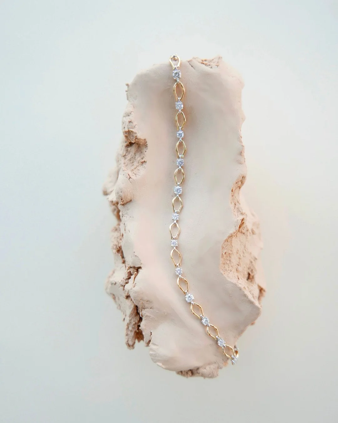 A corrente Flutuar da cole&ccedil;&atilde;o Alas da @verachi_ , com os elos de ouro amarelo 18K, entre os diamantes, conferem leveza visual e deixam a joia ainda mais atual. A joia faz parte da curadoria exclusiva da JULLS na @mayfairrocks , nos Hamp