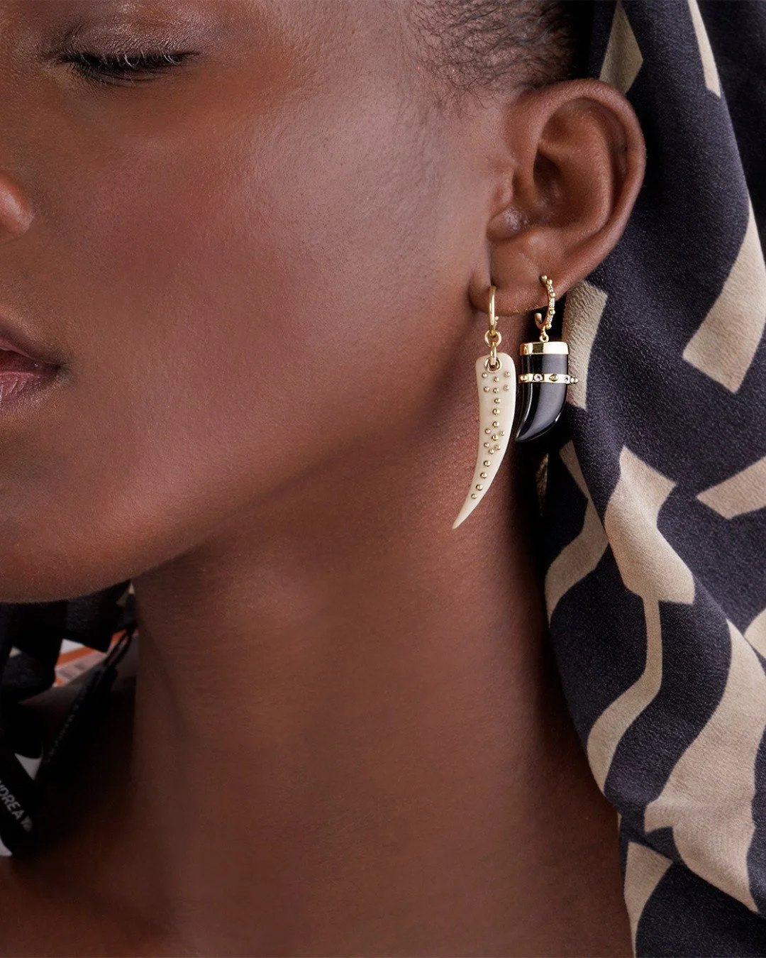 As joias da Roberta do Rio capturam a fus&atilde;o do moderno com o cl&aacute;ssico, conferindo versatilidade para serem usadas em diversas ocasi&otilde;es, do dia &agrave; noite, equilibrando com maestria, a eleg&acirc;ncia e o estilo carioca. Rober