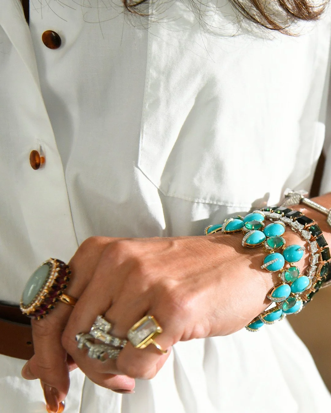 When a styling is all about gemstones!
Neste look, as pe&ccedil;as com gemas coloridas est&atilde;o em equil&iacute;brio com as pe&ccedil;as em ouro 18K e diamantes: como o bracelete de turquesas, esmeraldas e diamantes; a pulseira com turmalinas ver