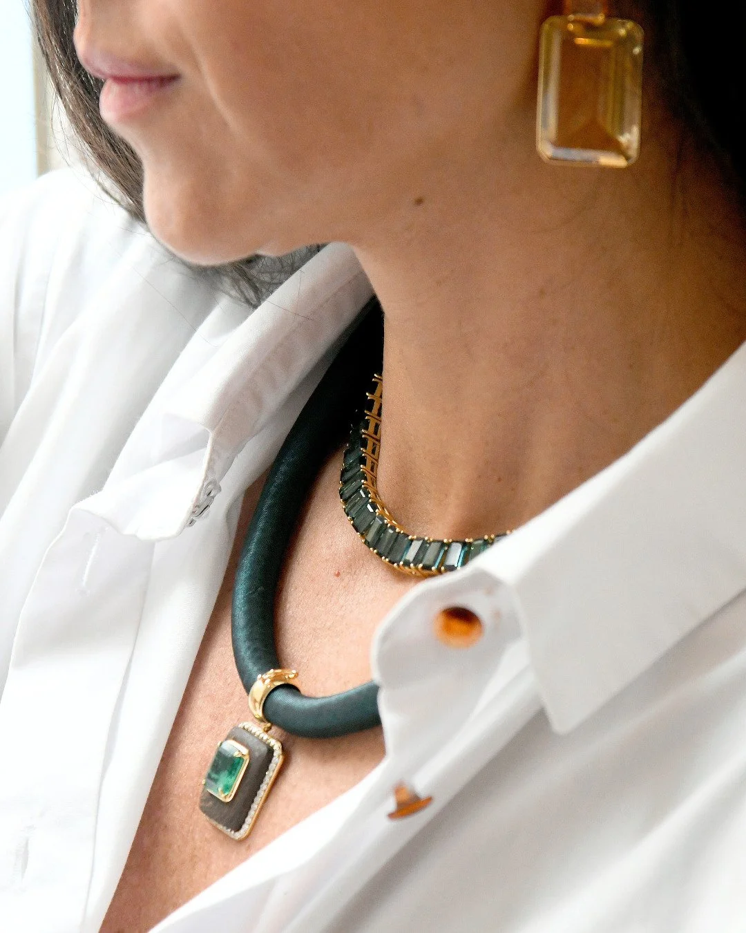 ULLS Jewelry Advisor - Your signature, refined.
O nosso trabalho une curadoria e expertise em styling com pe&ccedil;as de designer autorais.
Neste styling, al&eacute;m do brinco de citrino em destaque, o colar em ouro amarelo 18K e turmalinas verdes;