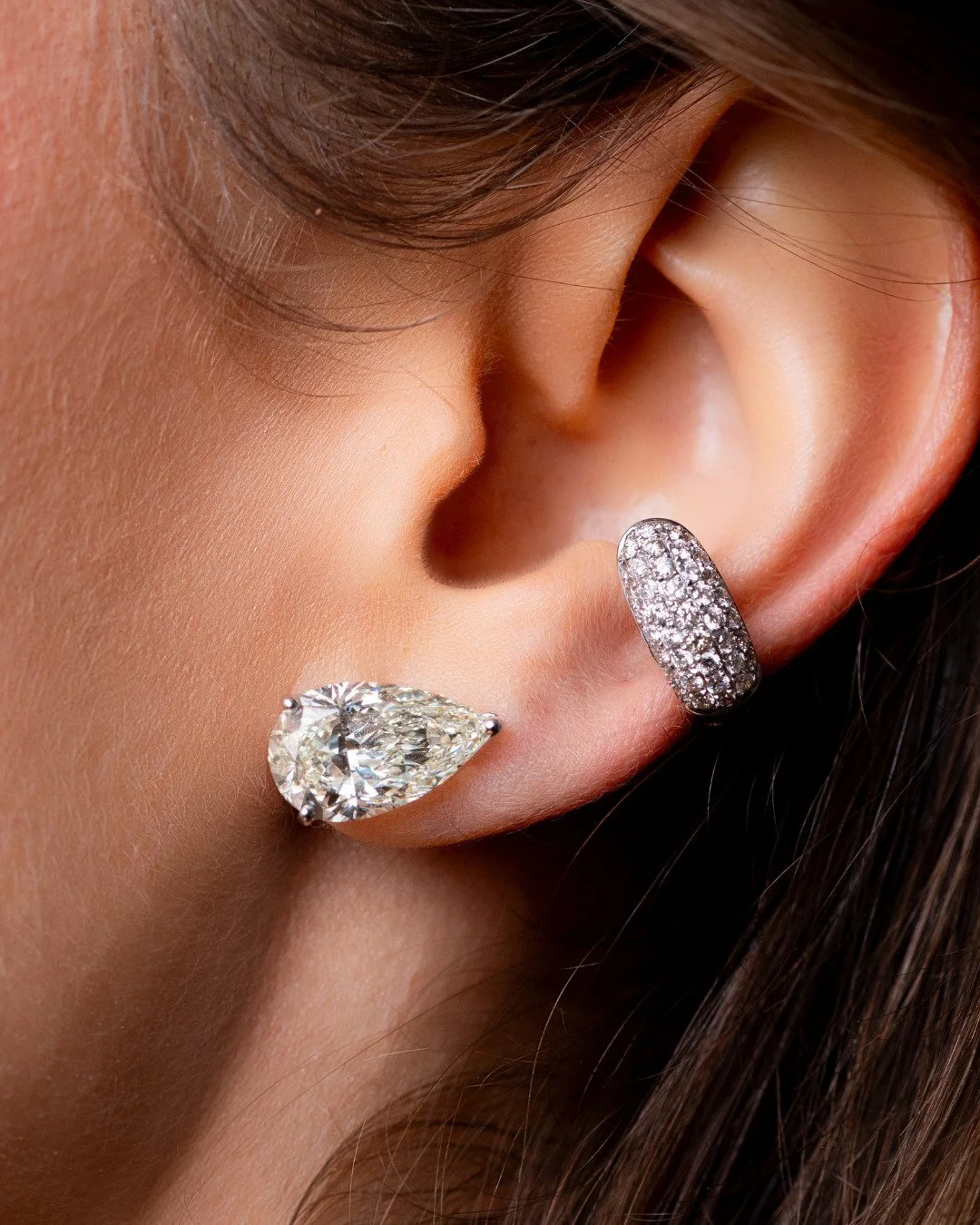 Masterpiece moment.
Brinco deslumbrante com diamante gota, uma cria&ccedil;&atilde;o em ouro branco 18K em lapida&ccedil;&atilde;o gota de 5,01 cts que tira o f&ocirc;lego.
Pure brilliance. Pure emotion.
Combine com o Piercing de Encaixe e a Argola P