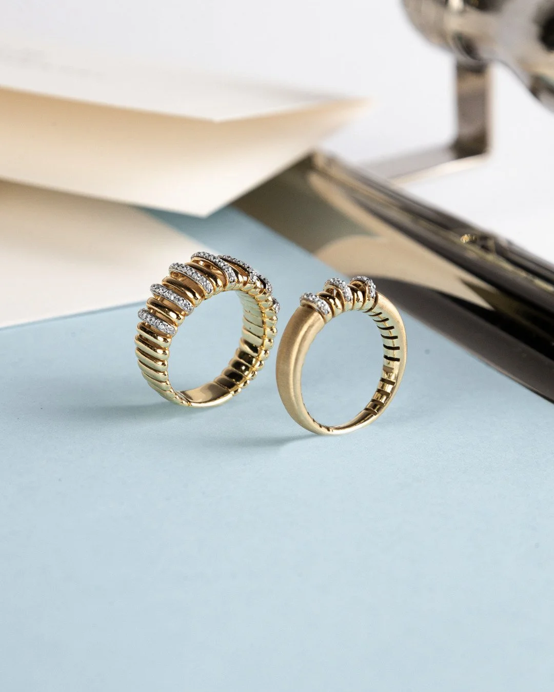 An&eacute;is em ouro amarelo 18K e diamantes. Pe&ccedil;as vers&aacute;teis, perfeitas para serem combinadas em diversos looks com cores vibrantes no ver&atilde;o brasileiro.
@isavettorazzijoias apresenta diversas op&ccedil;&otilde;es neste estilo, q