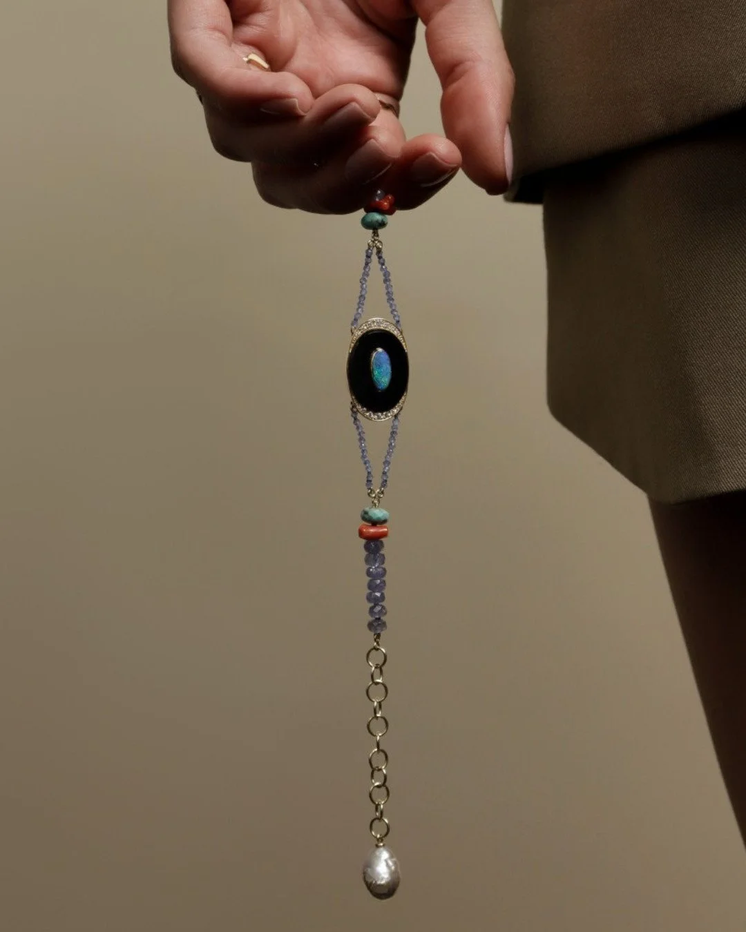 @danychady , marca de joias carioca que cria pe&ccedil;as delicadas, cheias de bossa e cores naturais das gemas, tem diversas sele&ccedil;&otilde;es perfeitas para o ver&atilde;o brasileiro!
Seja em looks neutros, monocrom&aacute;ticos ou coloridos, 