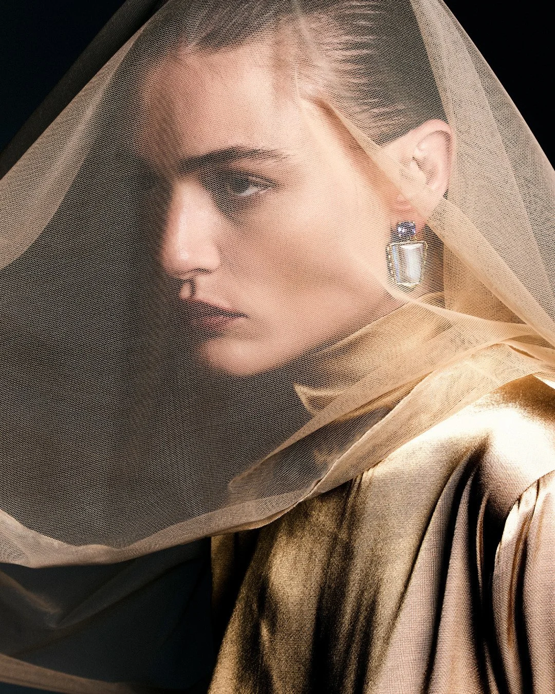 O Brinco Cleo, que nasce da combina&ccedil;&atilde;o da tanzanita, opala e diamantes, &eacute; uma homenagem &agrave; Cle&oacute;patra.
Ele mescla opul&ecirc;ncia da era eg&iacute;pcia com a gra&ccedil;a e o estilo de um design atemporal.
Encontre as