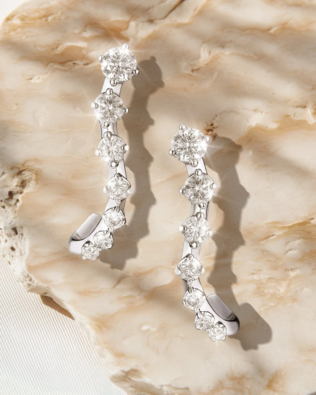 Brincos Ear Hook White Waves @giovanabraitjewelry
Em ouro branco 18K com diamantes, seu design &eacute; elegante e contempor&acirc;neo.
Encontre uma sele&ccedil;&atilde;o exclusiva da designer em Nova Iorque no @atelier_d_emotion , e em Miami na @kir