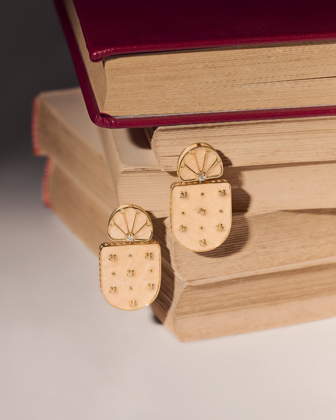 Brinco Fillare |Cole&ccedil;&atilde;o Eredit&agrave; by @mariaeulaliajoias
As joias lan&ccedil;amento da cole&ccedil;&atilde;o Eredit&agrave; que celebram o encontro do ouro amarelo 18k com a suavidade da amazonita bege, coroado com o brilho sutil do