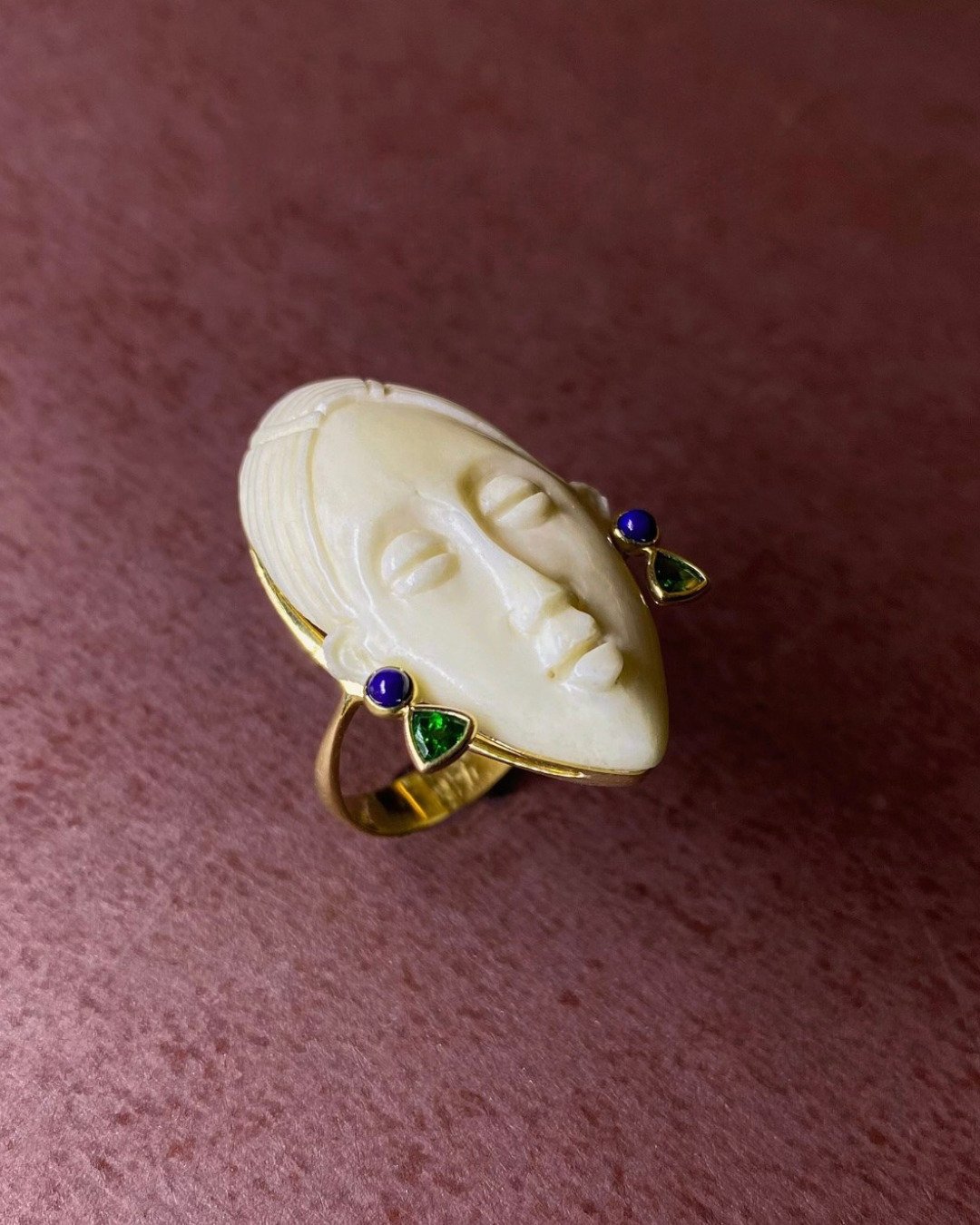 Uma pe&ccedil;a marcante. Anel Mask em osso esculpido &agrave; m&atilde;o, ouro amarelo 18k, l&aacute;pis-laz&uacute;li e tsavorita.
By @robertadoriojewelry 
Encontre joias da designer tamb&eacute;m na @kirnazabete em Miami. #CuratedbyJULLS
___

A st