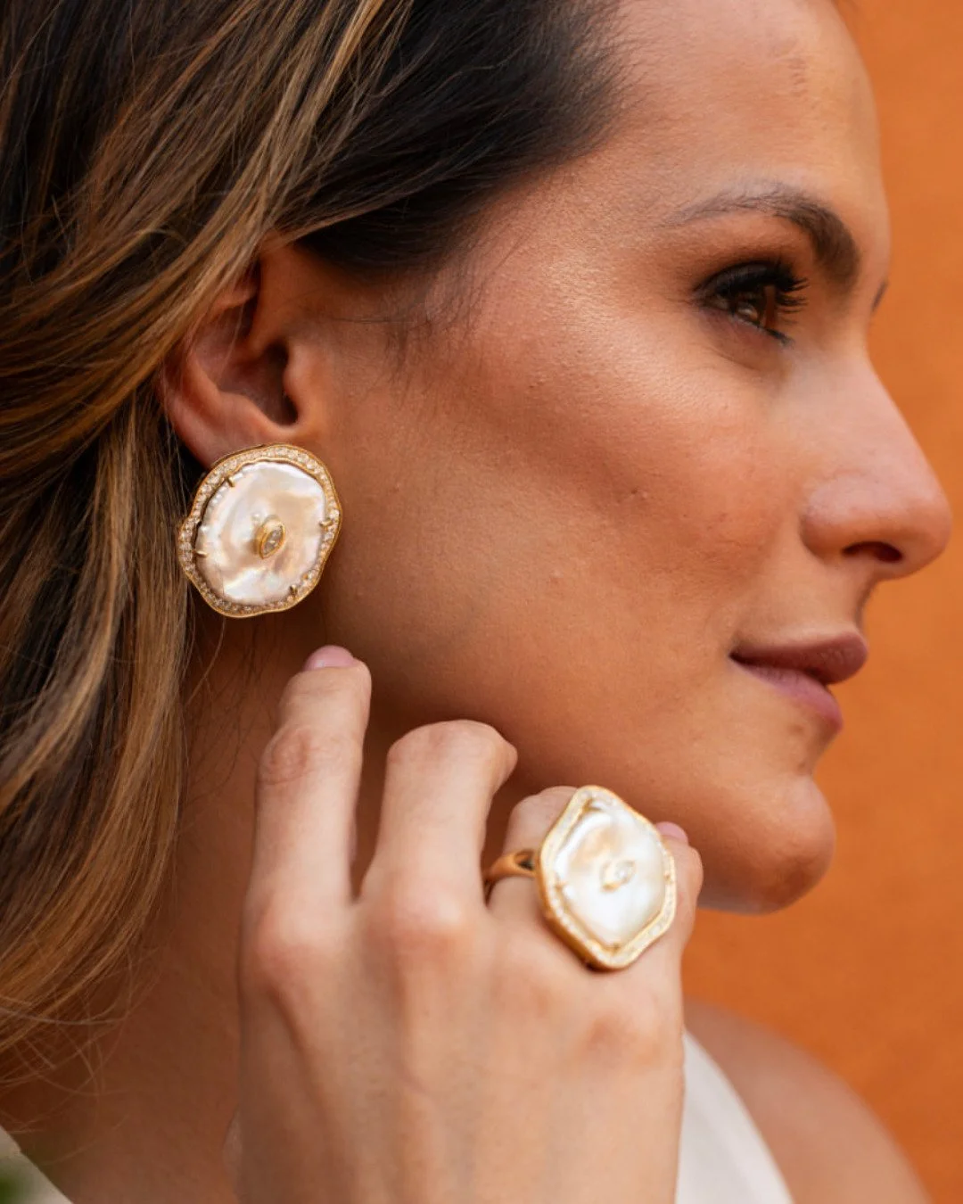 Bold with pearl
Conjunto de brincos e anel em ouro amarelo 18K, p&eacute;rola keshi e diamantes da @leticialintondesign .
Encontre pe&ccedil;as bold da designer tamb&eacute;m na @mayfairrocks .
___

Bold with pearl
Earring and ring set in 18K yellow 
