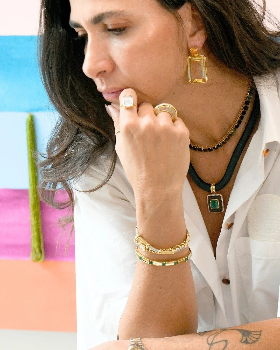 Mixing trends, moods, and gemstones into unique stylings to call yours!
Neste look, as pe&ccedil;as bold ganham destaque com este brinco de citrino, o colar de turmalinas verdes e este colar com pingente em ouro amarelo 18K, esmeralda, diamantes, e u