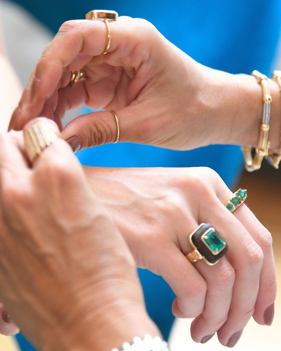 O styling da JULLS celebra o melhor do design autoral e mix de marcas e estilos: n&oacute;s te ajudamos a criar composi&ccedil;&otilde;es que v&atilde;o do minimalismo do ouro 18K liso com diamantes ao design bold com mix de gemas coloridas.
Nossa cu