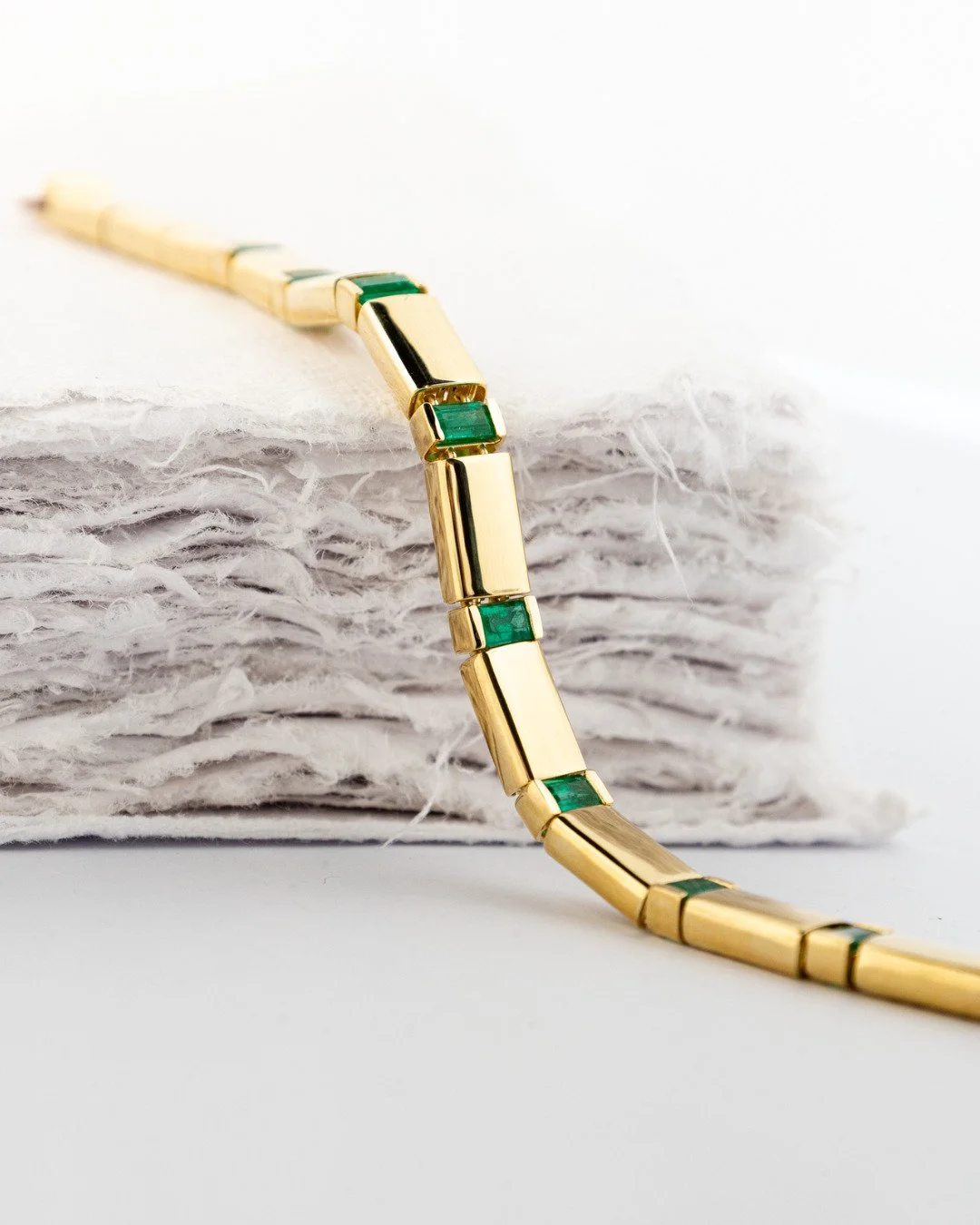 Pulseira em ouro amarelo 18K e esmeraldas by @isavettorazzijoias
Encontre uma sele&ccedil;&atilde;o com pe&ccedil;as da designer na @kirnazabete de New York, Soho #CuratedByJULLS 
___

18K yellow gold and emerald bracelet by @isavettorazzijoias
Find 