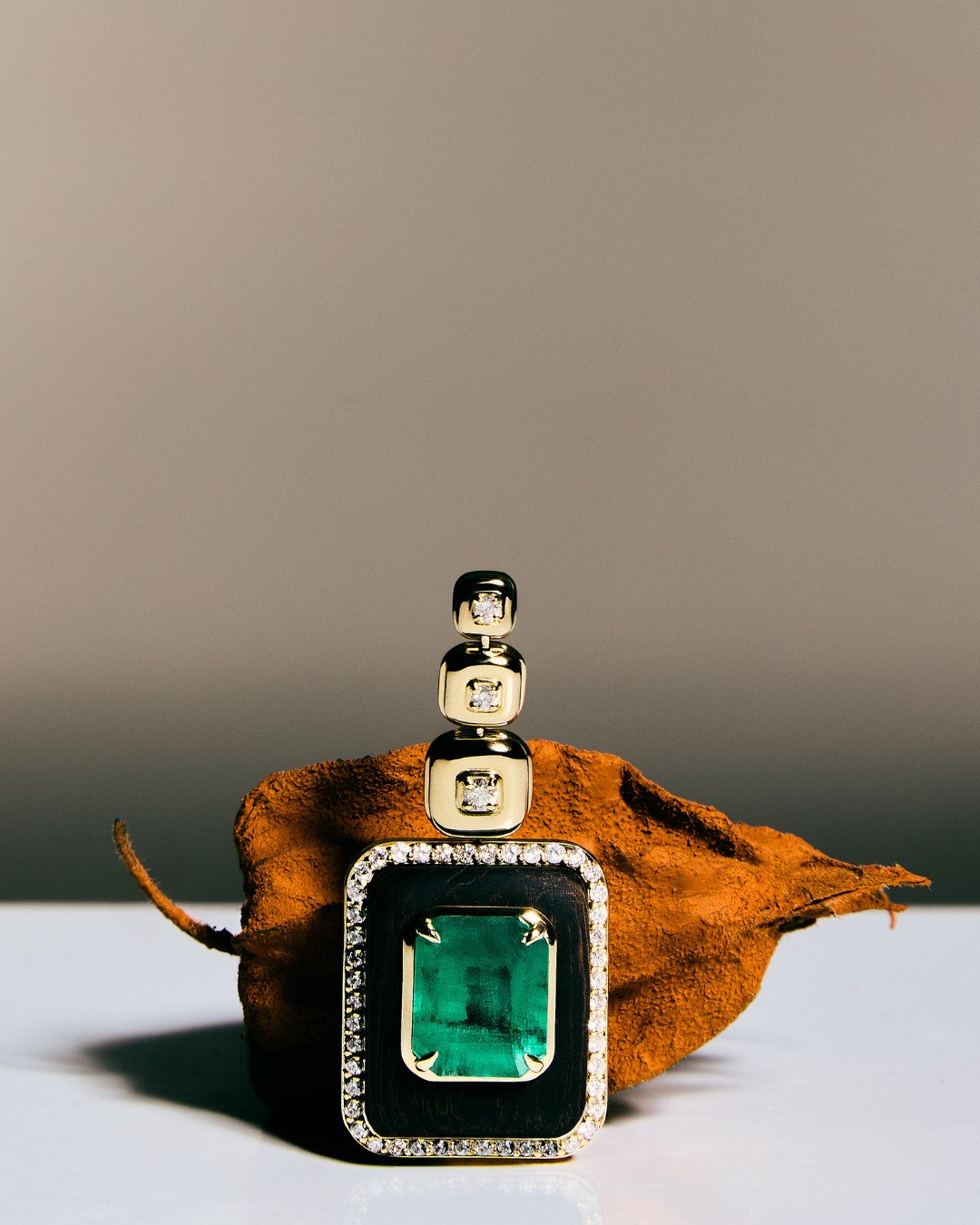 Um encontro entre a arte e a alta joalheria.
Brinco Self Portrait da @denisecassou_jewelry em ouro amarelo 18K, madeira, esmeralda e diamantes.
___

A meeting between art and high jewelry.
Self Portrait Earrings by @denisecassou_jewelry in 18K yellow