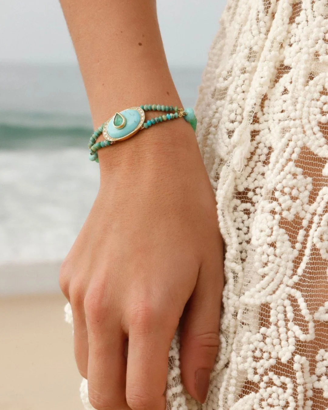 A brazilian summer dream!
A pulseira Vict&oacute;ria em ouro amarelo 18K, turquesa, esmeralda e diamante, &eacute; uma pe&ccedil;a de alma carioca que combina com o ver&atilde;o e a brisa do mar. Design by @danychady
___

A Brazilian summer dream!
Th