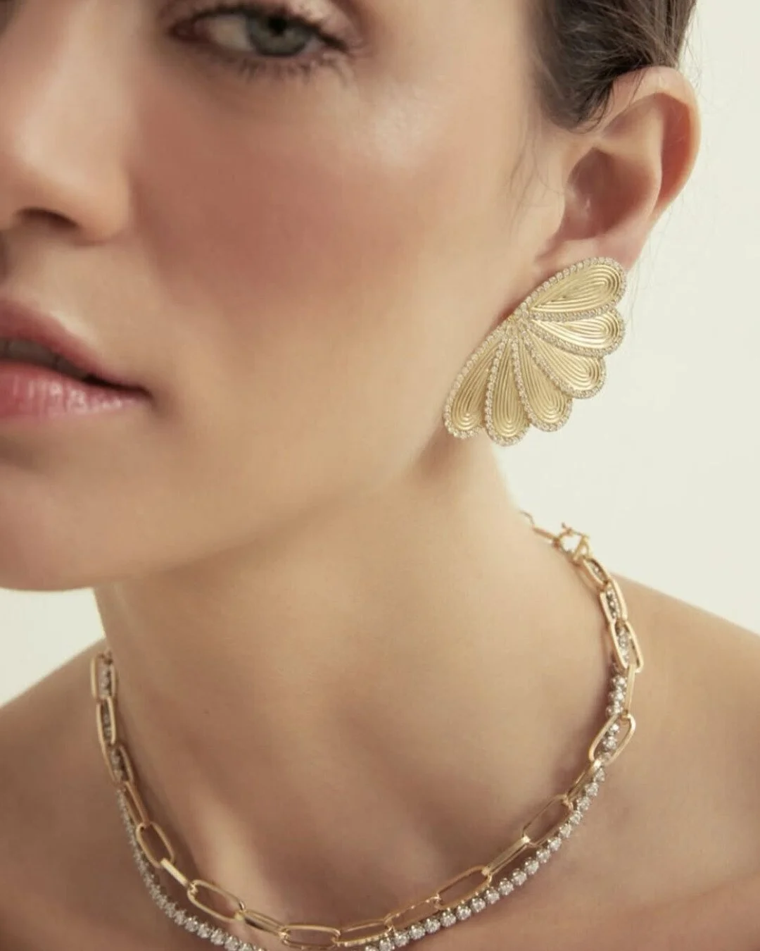 Shine from every angle ✨ with @ampmoficial
Brinco Nammos em ouro amarelo 18K com diamantes
Dispon&iacute;vel na @kirnazabete em Palm Beach, na Florida.
___

Shine from every angle ✨ with @ampmoficial
Nammos earrings in 18K yellow gold with diamonds.
