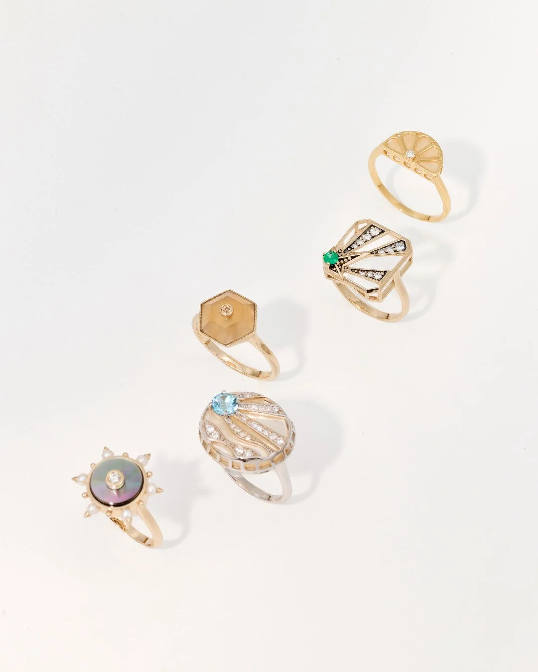 An&eacute;is da cole&ccedil;&atilde;o Eredit&agrave; Collection criados para os 10 anos de hist&oacute;ria da @mariaeulaliajoias .
O anel Marine em ouro branco 18K, madrep&eacute;rola branca, &aacute;gua marinha e diamantes est&aacute; dispon&iacute;