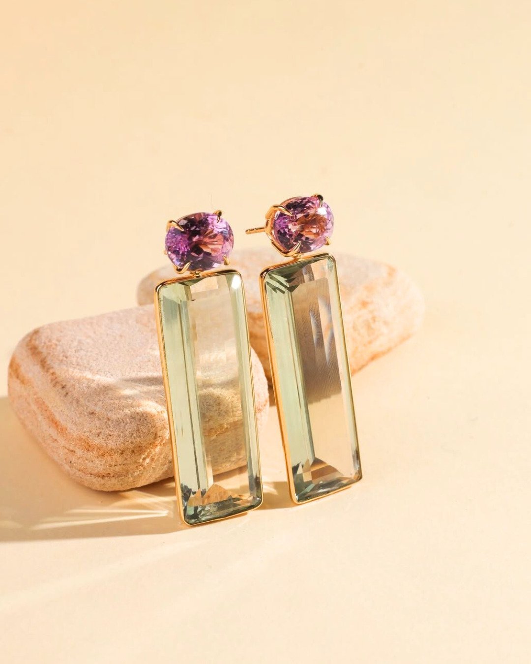 Entre brilhos suaves e intensidade, uma joia que flerta com o contempor&acirc;neo e o cl&aacute;ssico.
Em ouro amarelo 18K, ametista verde e kunzita da @andreamatoslopes #CuratedByJULLS dispon&iacute;vel na @kirnazabete no SoHo, Nova Iorque.
___

Bet