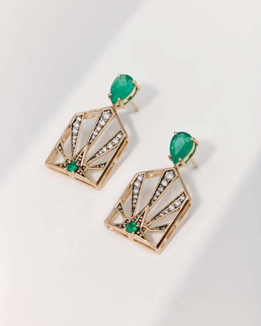 Brinco Altair | Cole&ccedil;&atilde;o Eredit&agrave; by @mariaeulaliajoias
Mais um dos lan&ccedil;amentos da cole&ccedil;&atilde;o Eredit&agrave;, em ouro champagne 18K com esmeralda e diamantes.
Voc&ecirc; pode encontrar outras pe&ccedil;as da cole&