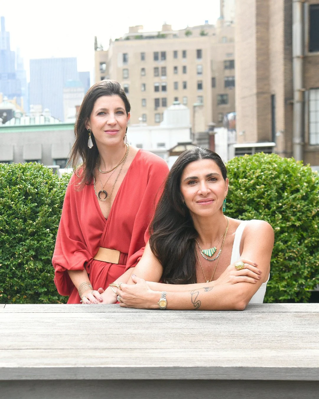 A JULLS &eacute; respons&aacute;vel por levar marcas autorais para os buyers mais cobi&ccedil;ados do mundo e por transformar a compra de joias em uma experi&ecirc;ncia &uacute;nica e exclusiva: o JULLS Jewelry Advisor.
As co-fundadoras e s&oacute;ci