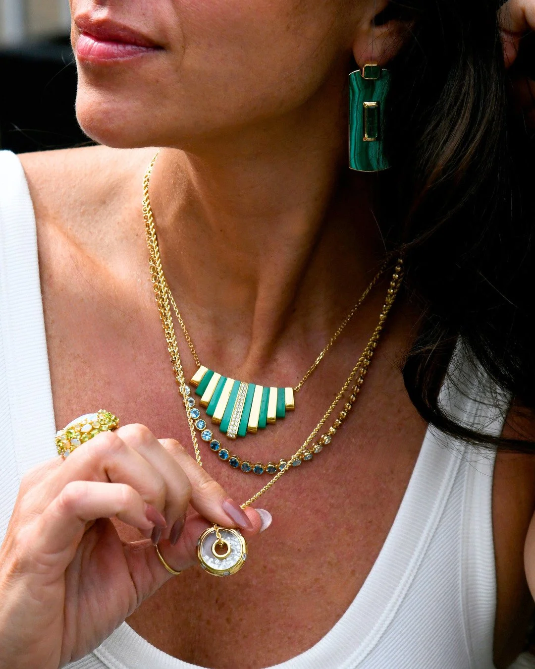 Green Gems &amp; Shining Diamonds
Mix de colares: Colar em ouro amarelo 18K, malaquita e diamantes; Colar em ouro amarelo 18K e gemas coloridas; e colar Moritz Glik em ouro amarelo 18K com diamantes dentro de cristal de safira, t&eacute;cnica exclusi