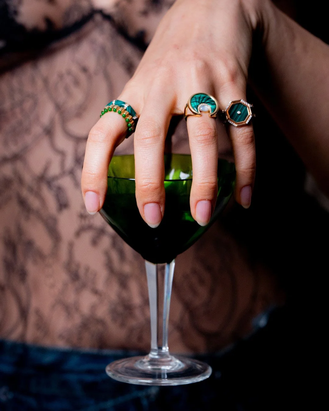 Make your fingers sparkle and elevate your style:
Anel Bamboo Malaquita em ouro amarelo 18K, malaquita e diamantes.
Anel &Aacute;tomo Verde em ouro amarelo 18K, esmalte verde e diamantes.
Anel Lua de Circo em ouro amarelo 18K, malaquita, madrep&eacut