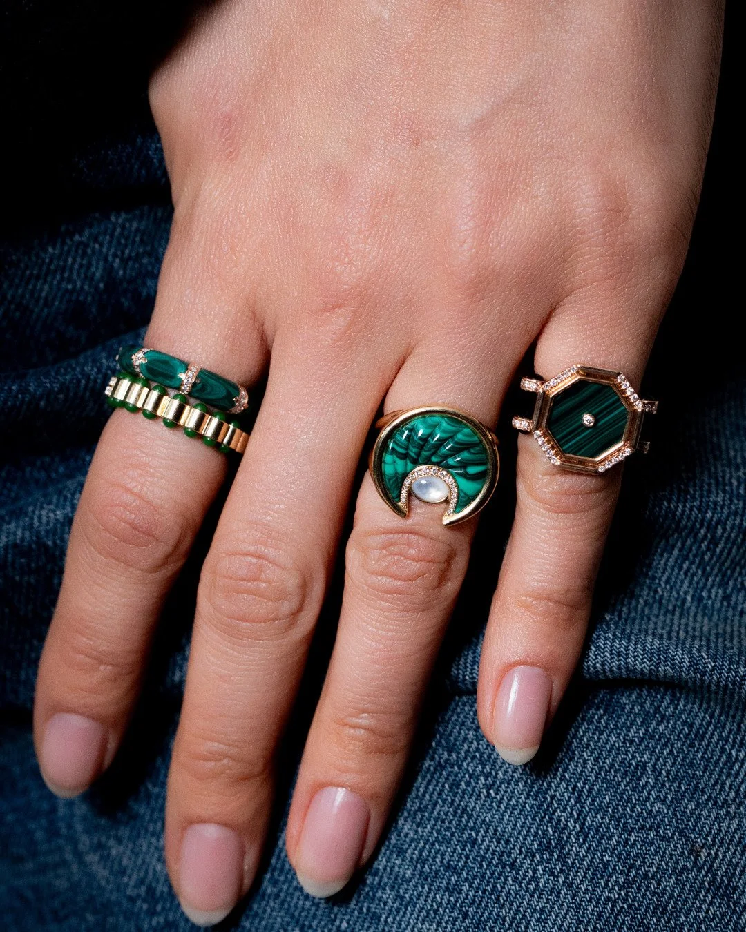 An&eacute;is da curadoria da JULLS. Bold on their own, more powerful together.
Combine-os em seus dedos, e deixe que as joias ditem seu estilo.
Ouro 18K, malaquita, esmalte verde, &ocirc;nix preta e diamantes. Qual o seu favorito?

Look moderno e chi