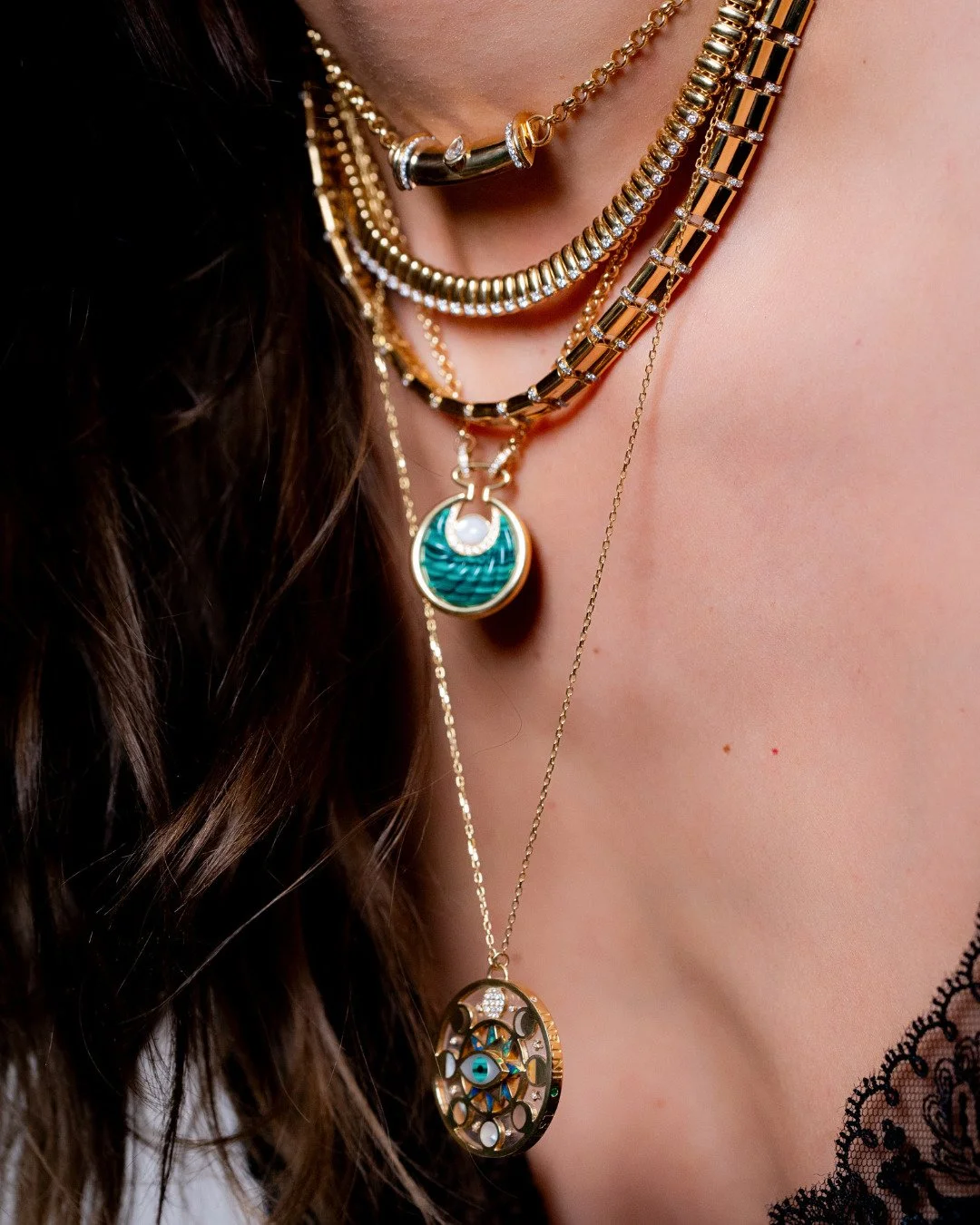 Layer your style. Layer your way. And let Jewelry Advisor lead the way!
Joias que marcam presen&ccedil;a: Colar Qmar em ouro amarelo 18K, madrep&eacute;rola branca e negra, concha de abalone, malaquita e diamantes.
Colar Lua de Circo em ouro amarelo 