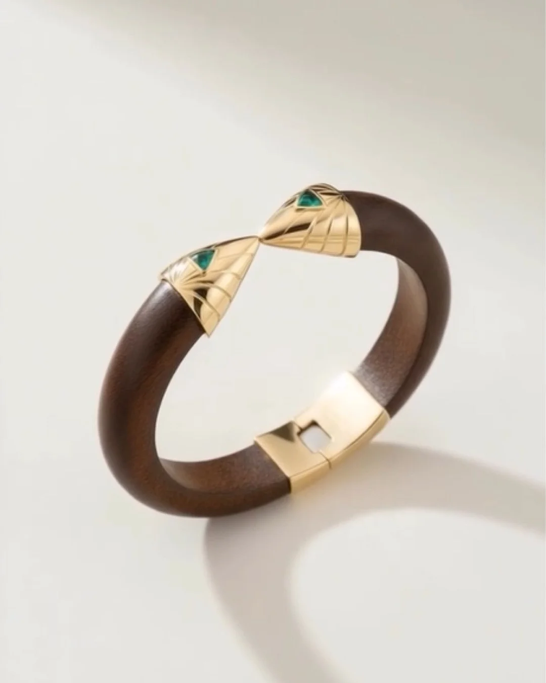 Madeira, ouro amarelo 18K e esmeralda em perfeita sintonia.
A pulseira Journey da @ampmoficial revela o equil&iacute;brio entre o natural e o precioso.

A marca tem presen&ccedil;a na @kirnazabete de Palm Beach.
___

Wood, 18K yellow gold, and emeral