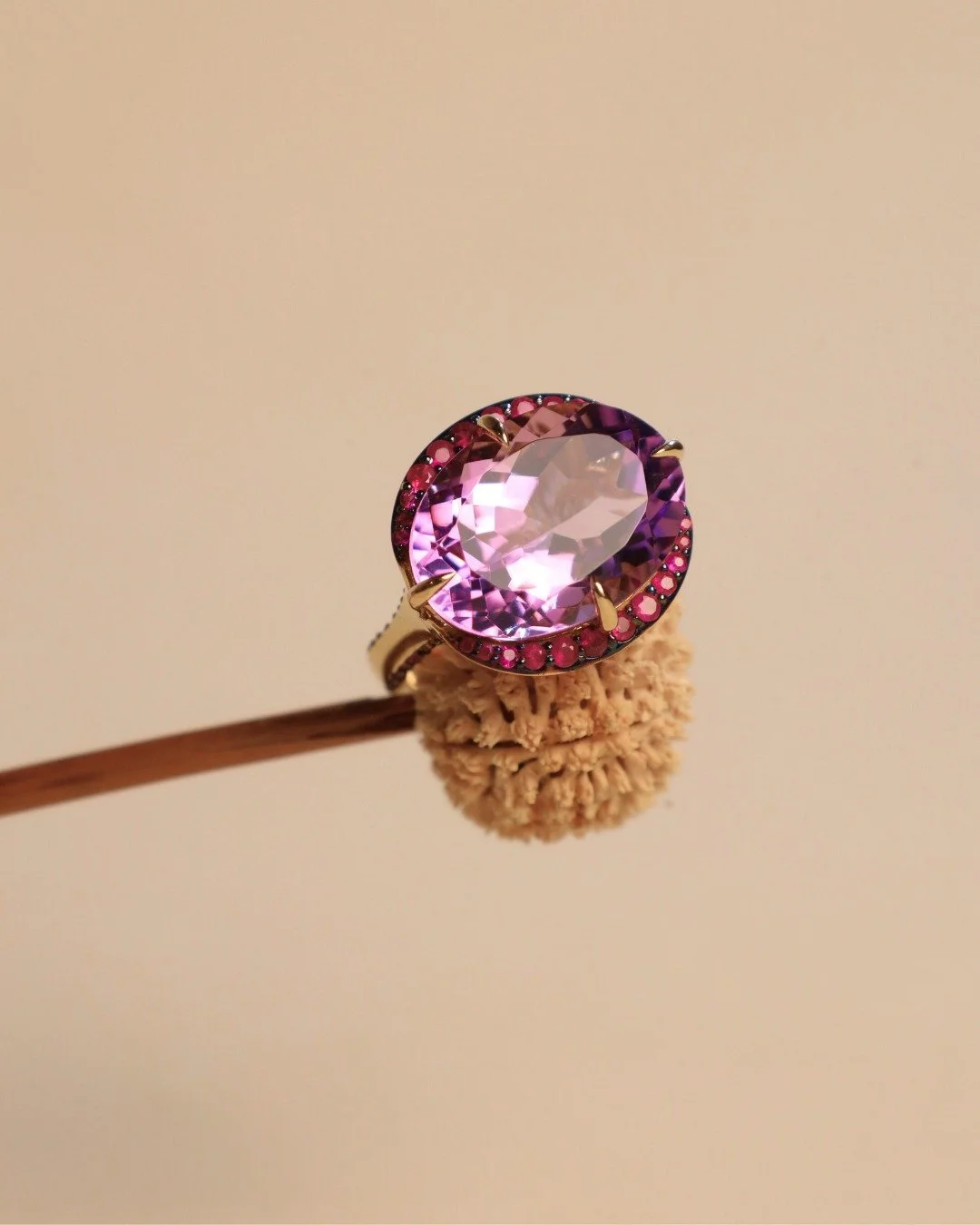 Ourivesaria de excel&ecirc;ncia que revela sua for&ccedil;a em cada joia. O trabalho minucioso do aro &agrave; crava&ccedil;&atilde;o evidencia o compromisso com o detalhe e o acabamento neste anel em ouro amarelo 18K, ametista rosa e rubi. Encontre 