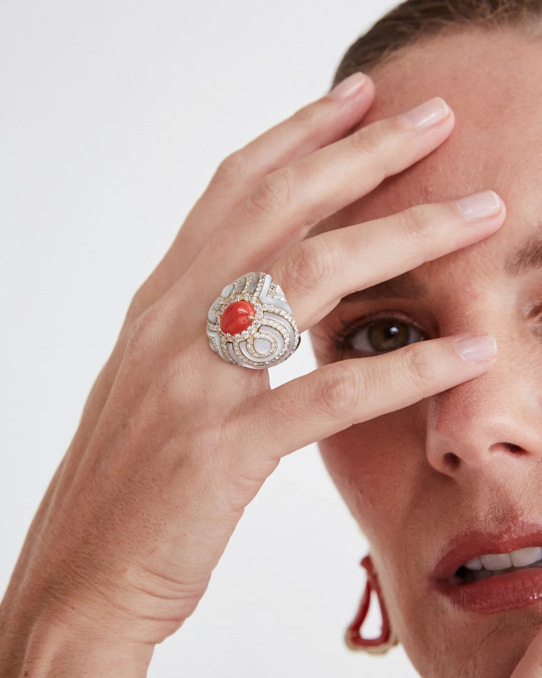 Anel com coral e madrep&eacute;rolas lapidadas da @leticialintondesign
Um contraste entre o moderno e o cl&aacute;ssico, &eacute; um joia que sempre ser&aacute; vestida no dia a dia.

Entre em contato via DM para saber mais sobre a marca
___

Ring wi