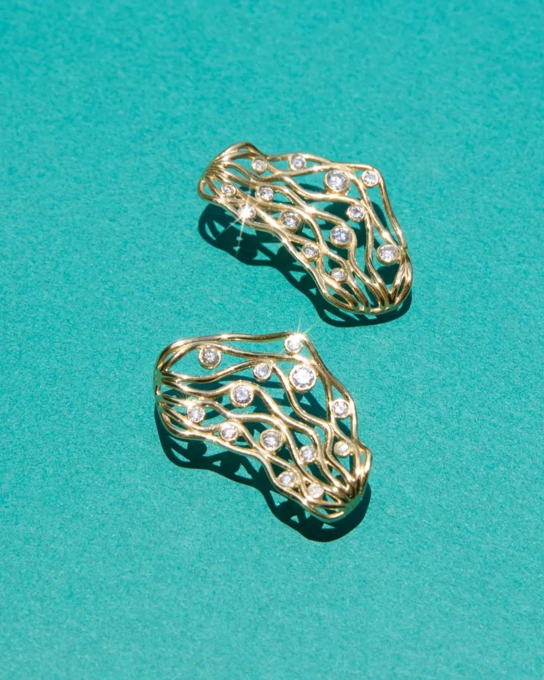 &rdquo;Como a luz refrata na &aacute;gua,
fios de ouro iluminam,
desenhos sobre a pele.&rdquo;

Brinco e piercings Concha Luz, em ouro amarelo 18K com diamantes da @verachi_
A marca tem presen&ccedil;a em uma das boutiques mais renomadas dos Estados 