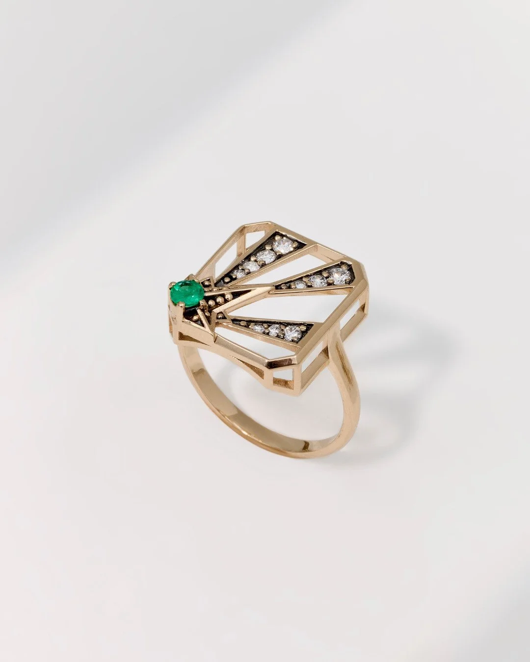 Anel Stellare | Eredit&agrave;

O ouro champanhe 18K recebe o brilho da esmeralda redonda e dos diamantes, neste anel da @mariaeulaliajoias .

Encontre uma sele&ccedil;&atilde;o de pe&ccedil;as exclusivas da designer na @greenleafandcrosby em Palm Be