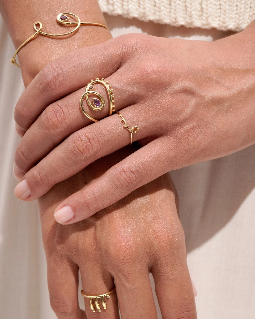 In Bloom Collection | @robertadoriojewelry

In Bloom &eacute; sobre o fasc&iacute;nio de Roberta pelas trepadeiras que abra&ccedil;am as plantas, &aacute;rvores e superf&iacute;cies dos jardins que alimentaram os designs de suas &uacute;ltimas pe&cce