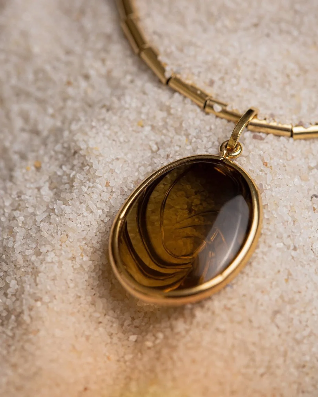 Inspirado em formas suaves e nos tons dourados das areias, este colar da @gayajoyas reflete a harmonia entre natureza e a joalheria autoral.

A marca tem presen&ccedil;a em lojas renomadas, como @atelier_d_emotion e @kirnazabete , em Nova Iorque.
__
