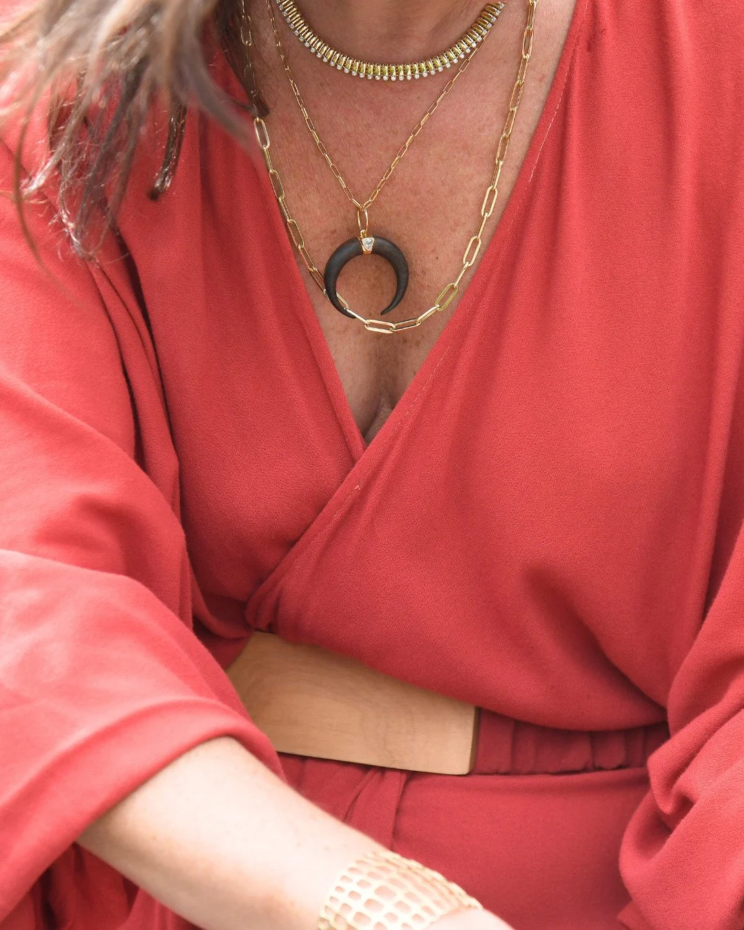 Descubra as joias autorais que comp&otilde;em este look autoral by JULLS: Pingente em ouro amarelo 18K, madeira e diamantes, combinado outros em ouro amarelo 18K com detalhes em diamantes.

Com o Jewelry Advisor, atrav&eacute;s dos nossos canais e do